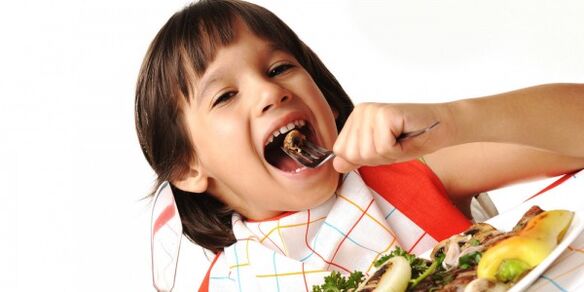 il bambino mangia verdure durante una dieta con pancreatite