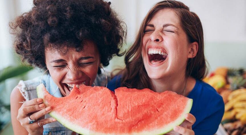 Le ragazze mangiano anguria