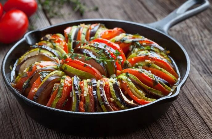 Guarnire con pomodori e zucchine
